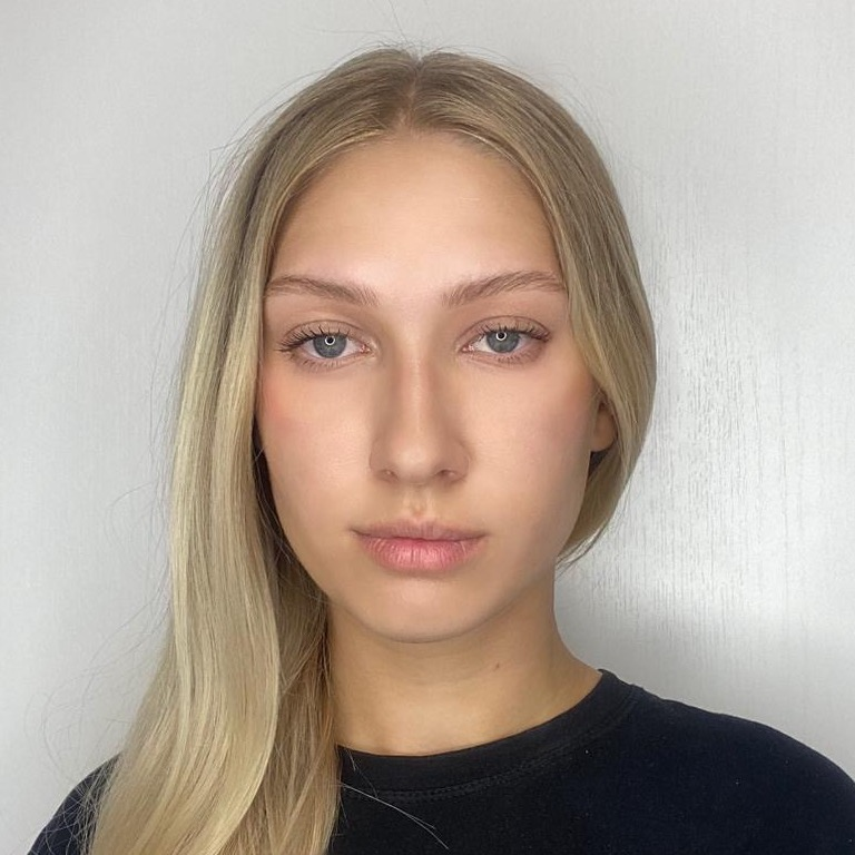 Полина Енькова
